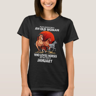 Onderschat nooit een oude vrouw die van paarden ho t-shirt