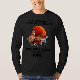 Onderschat nooit een oude vrouw die van paarden ho t-shirt