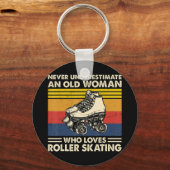 Onderschat nooit een oude vrouw die van rolschaats sleutelhanger (Voorkant)