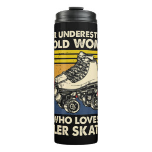 Onderschat nooit een oude vrouw die van rolschaats thermosbeker