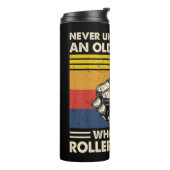 Onderschat nooit een oude vrouw die van rolschaats thermosbeker (Gedraaid links)