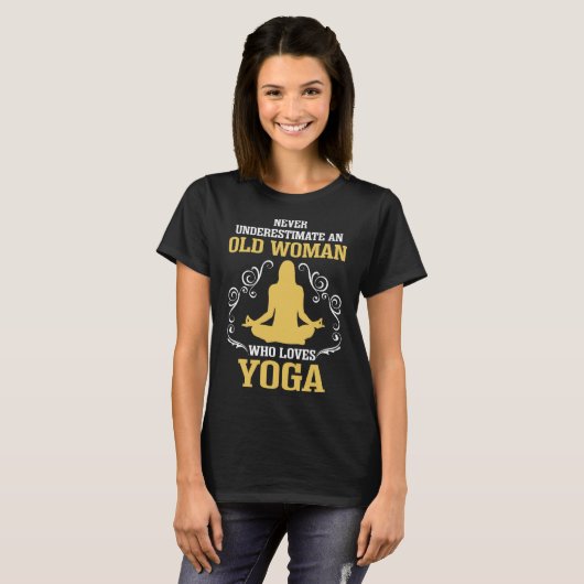 Onderschat nooit een oude vrouw die van Yoga houdt T-shirt (Voorkant volledig)