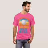 Onderschat nooit een oude vrouw die volleybal spee t-shirt (Voorkant volledig)