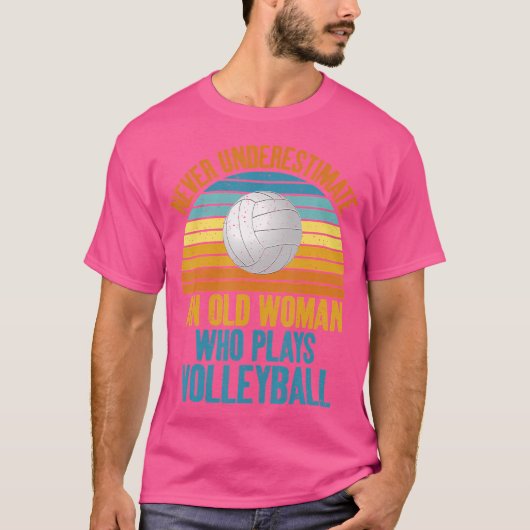 Onderschat nooit een oude vrouw die volleybal spee t-shirt (Voorkant)