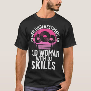 Onderschat nooit een oude vrouw met Dj-vaardighede T-shirt