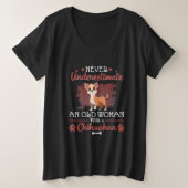 Onderschat nooit een oude vrouw met een Chihuahua Grote Maat T-shirt (Design voorkant)