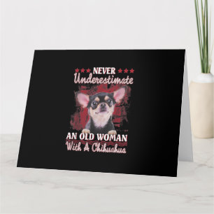 Onderschat nooit een oude vrouw met een Chihuahua Kaart