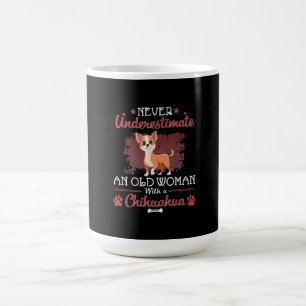 Onderschat nooit een oude vrouw met een Chihuahua Koffiemok