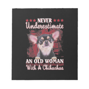 Onderschat nooit een oude vrouw met een Chihuahua Notitieblok