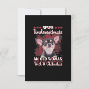 Onderschat nooit een oude vrouw met een Chihuahua RSVP Kaartje