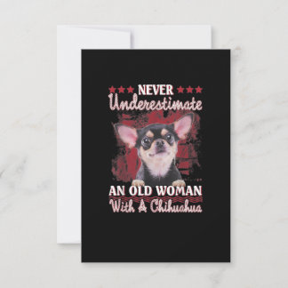 Onderschat nooit een oude vrouw met een Chihuahua RSVP Kaartje