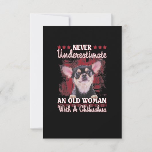 Onderschat nooit een oude vrouw met een Chihuahua RSVP Kaartje (Voorkant)
