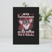 Onderschat nooit een oude vrouw met een Chihuahua RSVP Kaartje (Staand voorkant)