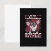 Onderschat nooit een oude vrouw met een Chihuahua RSVP Kaartje (Voorkant / Achterkant)