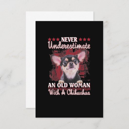 Onderschat nooit een oude vrouw met een Chihuahua RSVP Kaartje (Voorkant / Achterkant)