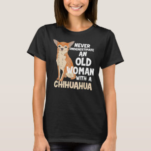 Onderschat nooit een oude vrouw met een Chihuahua T-shirt