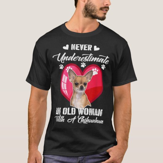 Onderschat nooit een oude vrouw met een Chihuahua T-shirt (Voorkant)