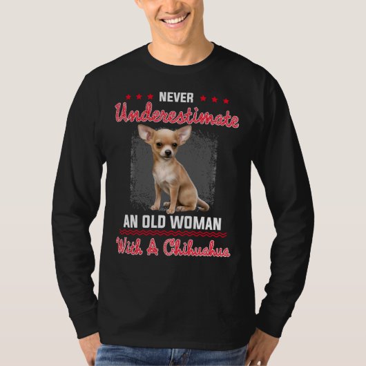 Onderschat nooit een oude vrouw met een Chihuahua T-shirt (Voorkant)