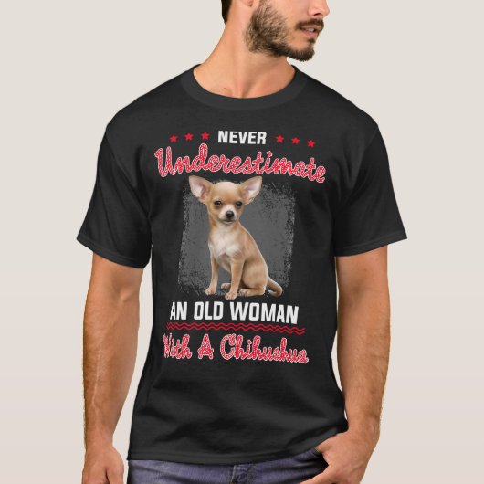 Onderschat nooit een oude vrouw met een Chihuahua T-shirt (Voorkant)
