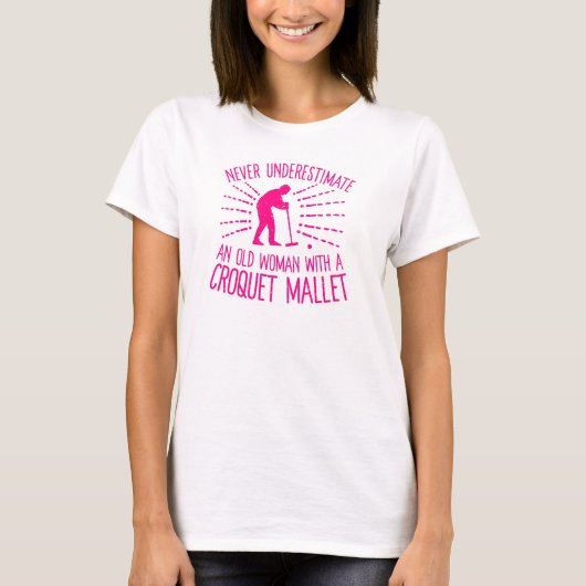 Onderschat nooit een oude vrouw met een Croquet Ma T-shirt (Voorkant)