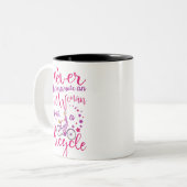 Onderschat nooit een oude vrouw met een fiets tweekleurige koffiemok (Voorkant links)