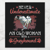 Onderschat nooit een oude vrouw met een grijze hon wijn etiket (Enkel label)