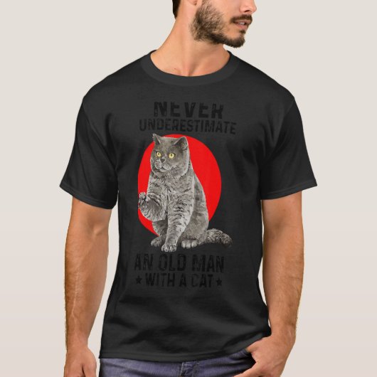 Onderschat nooit een oude vrouw met een kattebak P T-shirt (Voorkant)