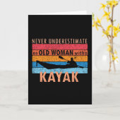 Onderschat nooit een oude vrouw met een Kayak Kaart (Gele Bloem)