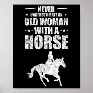Onderschat nooit een oude vrouw met een paard poster
