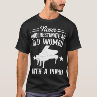 Onderschat nooit een oude vrouw met een piano-lief t-shirt