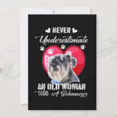 Onderschat nooit een oude vrouw met een schnauzer bedankkaart (Voorkant)