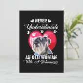 Onderschat nooit een oude vrouw met een schnauzer bedankkaart (Staand voorkant)