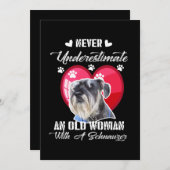 Onderschat nooit een oude vrouw met een schnauzer bedankkaart (Voorkant / Achterkant)