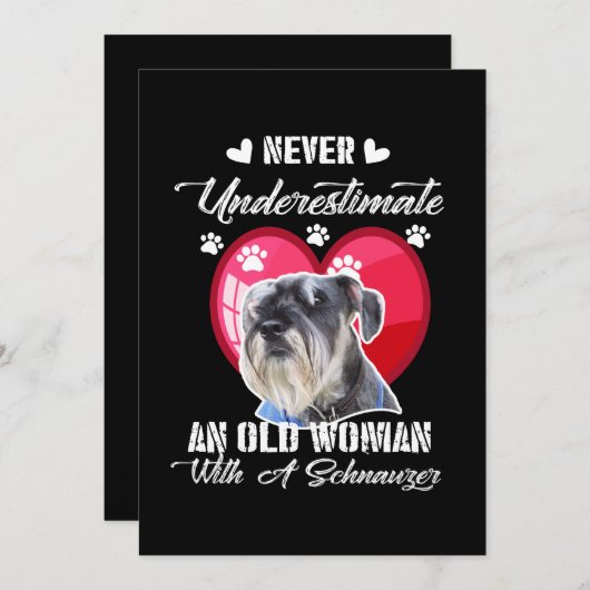 Onderschat nooit een oude vrouw met een schnauzer bedankkaart (Voorkant / Achterkant)