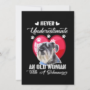 Onderschat nooit een oude vrouw met een schnauzer bedankkaart