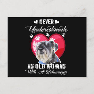 Onderschat nooit een oude vrouw met een schnauzer briefkaart