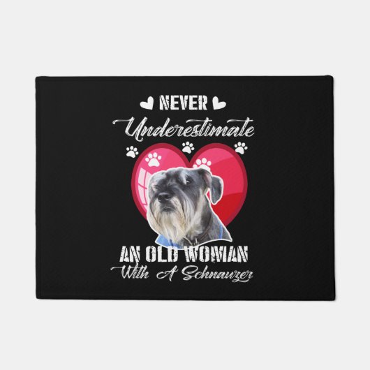 Onderschat nooit een oude vrouw met een schnauzer deurmat (Voorkant)