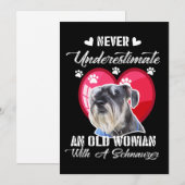 Onderschat nooit een oude vrouw met een schnauzer feestdagenkaart (Voorkant / Achterkant)