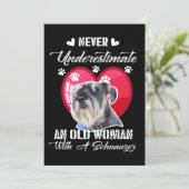 Onderschat nooit een oude vrouw met een schnauzer feestdagenkaart (Staand voorkant)