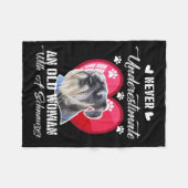 Onderschat nooit een oude vrouw met een schnauzer fleece deken (Voorkant (Horizontaal))