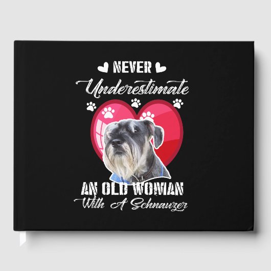 Onderschat nooit een oude vrouw met een schnauzer gastenboek (Voorkant)