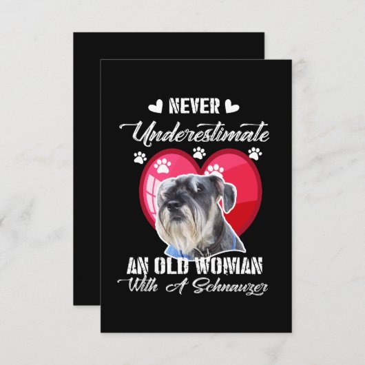 Onderschat nooit een oude vrouw met een schnauzer informatiekaartje (Voorkant / Achterkant)