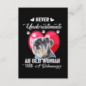 Onderschat nooit een oude vrouw met een schnauzer informatiekaartje (Voorkant)