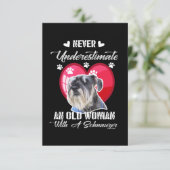 Onderschat nooit een oude vrouw met een schnauzer informatiekaartje (Staand voorkant)