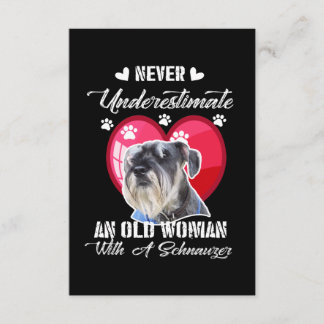Onderschat nooit een oude vrouw met een schnauzer informatiekaartje