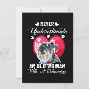Onderschat nooit een oude vrouw met een schnauzer kaart