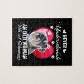 Onderschat nooit een oude vrouw met een schnauzer legpuzzel (Horizontaal)