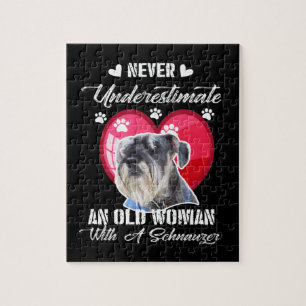 Onderschat nooit een oude vrouw met een schnauzer legpuzzel