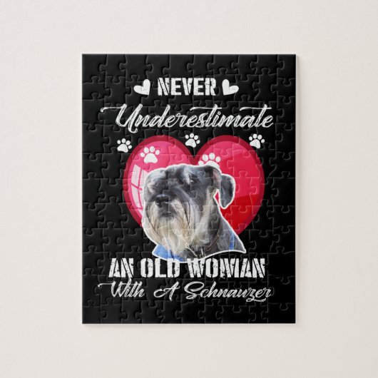 Onderschat nooit een oude vrouw met een schnauzer legpuzzel (Verticaal)
