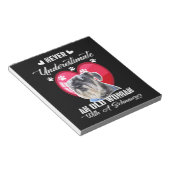 Onderschat nooit een oude vrouw met een schnauzer notitieblok (Schuin)